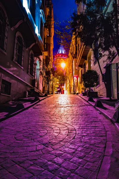 Weergave van oude smalle straat met de Galata toren genaamd Christus Tower door Genuezen een beroemde bezienswaardigheid van de middeleeuwse architectuur in Istanboel, Turkije. — Stockfoto