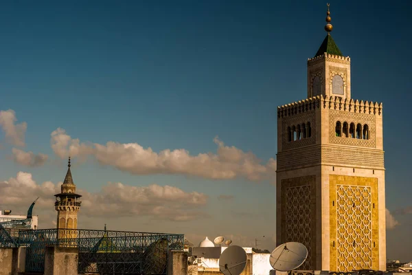 Blick auf die Al-Zaytuna-Moschee und die Skyline von Tunis im Morgengrauen. — Stockfoto