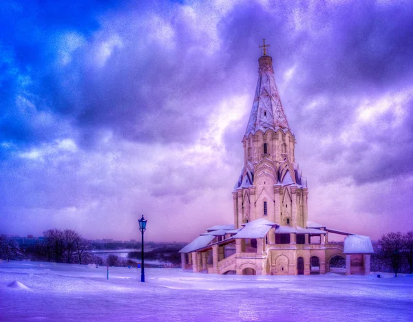 Vista invernale sulla chiesa dell'Ascensione dopo le nevicate a Kolomenskoye, Mosca — Foto Stock