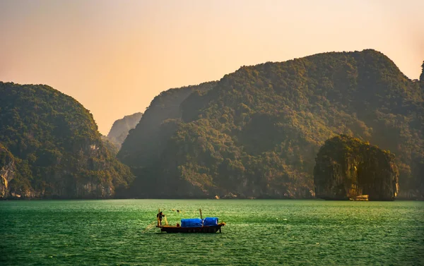 Tramonto a Halong Bay Vietnam con barche tour in primo piano — Foto Stock
