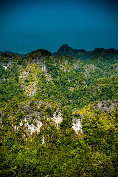 Rocas y montañas de Cat Ba Island en Vietnam. Paisaje panorámico. Vietnam . — Foto de Stock