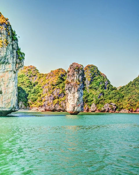 Vietnam halong viken vacker solnedgång landskap — Stockfoto