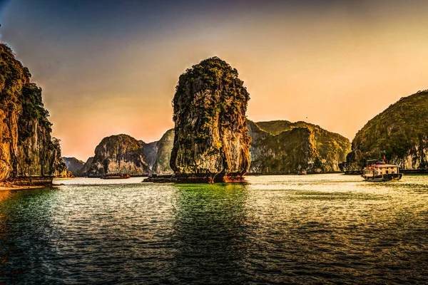 Vietnam Halong Bucht schöne Landschaft bei Sonnenuntergang — Stockfoto
