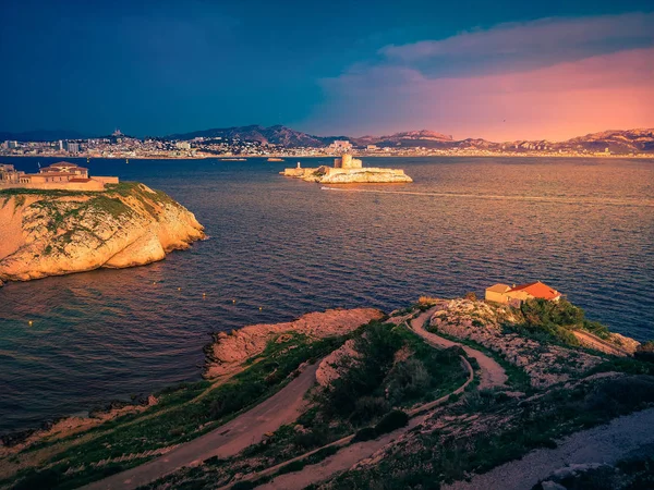 A Europa. Mediterrâneo se. Costa Sud da França. Ilha Friul perto da cidade de Marceiile. Vem aí um barco de ferry. Verão de 2017 . — Fotografia de Stock