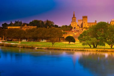 Sur Rhône, Fransa nehrinde Avignon gece görünümü