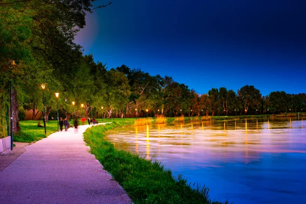 Променад на берегу реки Рона в Авиньоне ночью . — стоковое фото