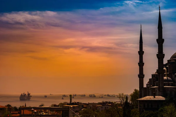 Minare ve Sultanahmet Camii kubbeleri boğaz ve Marmara Denizi içinde geçmiş, Istanbul, Türkiye. — Stok fotoğraf