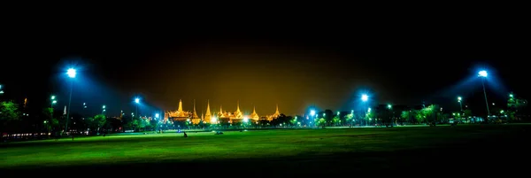 Wat phra kaew, ναό του σμαραγδένιο Βούδα, μεγάλο παλάτι στο Λυκόφως στην Μπανγκόκ, Ταϊλάνδη — Φωτογραφία Αρχείου