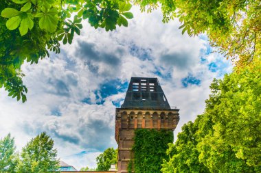 Yüksek katlı sığınak Augustinerhof üzerinde Hochbunker. Bonn, Almanya.