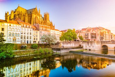 Metz, Fransa ile dramatik bir gökyüzü akan Moselle Nehri
