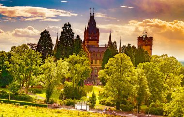 Schloss Drachenburg Şatosu, Almanya 'nın Bonn kenti yakınlarındaki Konigswinter' da yer alan bir saraydır.