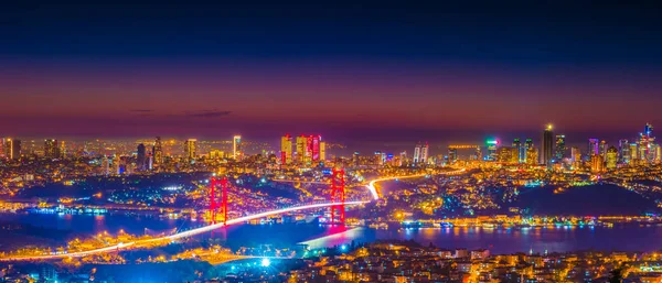 Luces de la ciudad de Estambul y puente del Bósforo —  Fotos de Stock