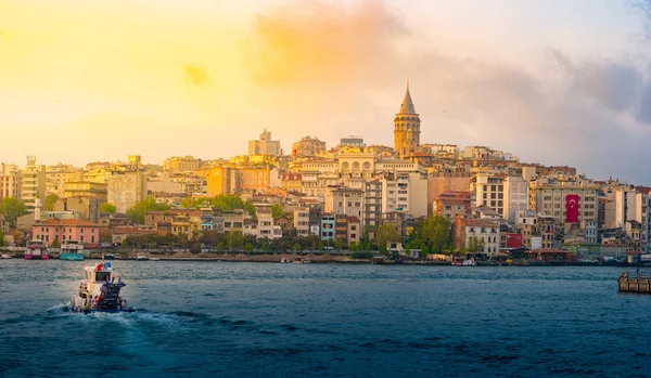Türkiye 'de Galata Kulesi ile İstanbul kenti manzarası.