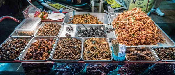 Bangkok, Tayland sokaklarında kızarmış böcekler