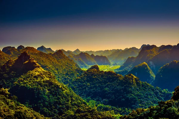 Остров Кэт Ба во Вьетнаме, Азия. Красивый пейзаж — стоковое фото