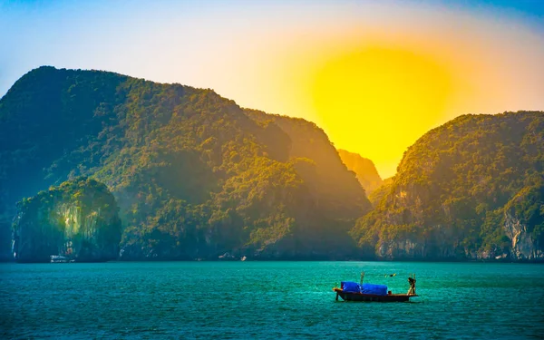 Puesta de sol en Halong Bay Vietnam con barcos turísticos en primer plano —  Fotos de Stock