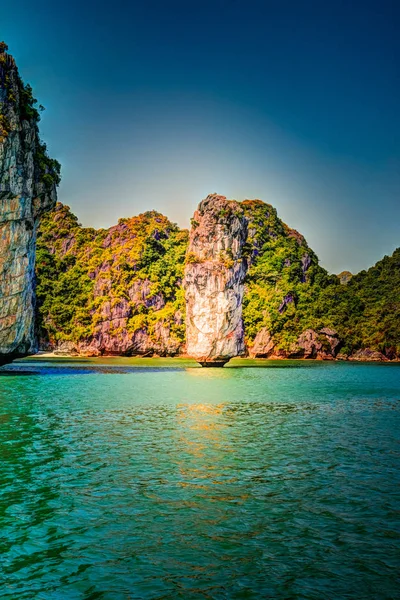 Vietnam halong viken vacker solnedgång landskap — Stockfoto