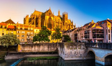 Metz, Fransa ile dramatik bir gökyüzü akan Moselle Nehri