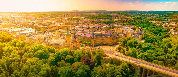 Vista aérea panorámica de Luxemburgo en un hermoso día de verano, Luxemburgo —  Fotos de Stock