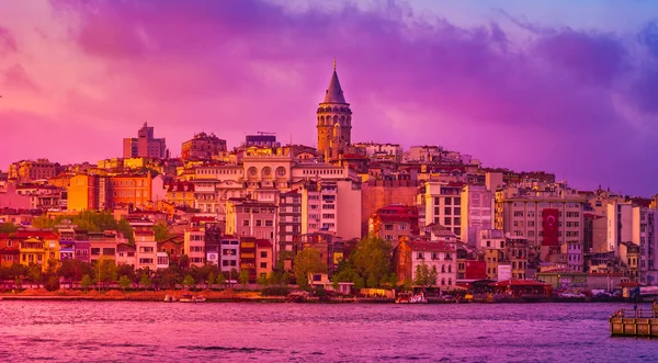 Αστικό τοπίο της Ιστανμπούλ στην Τουρκία με τον Πύργο Γαλατά. — Φωτογραφία Αρχείου