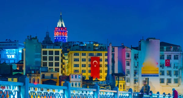 Galata toren en kleurrijke gebouwen van Karakoy. Istanbul, Turkije. — Stockfoto