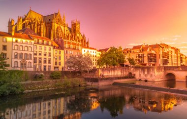Metz, Fransa ile dramatik bir gökyüzü akan Moselle Nehri