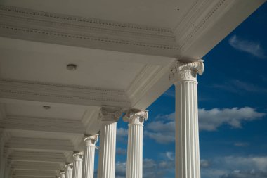 sütunlar üzerinde mavi gökyüzü arka plan.