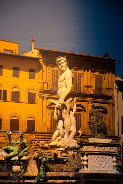 Скульптура Нептуна Фонтанного Нептуна на площади Синьории во Флоренции — стоковое фото