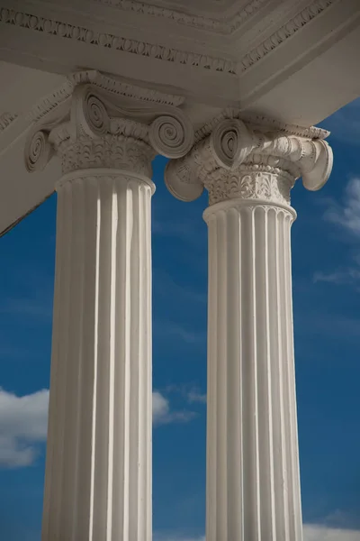 Säulen auf blauem Himmel Hintergrund. — Stockfoto