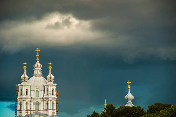 Smolny Cathedral, part of the architectural ensemble of the Smolny Monastery. Saint Petersburg, Russia. — Stock Photo, Image