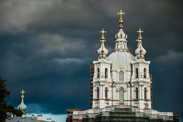 Smolny Cathedral, part of the architectural ensemble of the Smolny Monastery. Saint Petersburg, Russia. — Stock Photo, Image