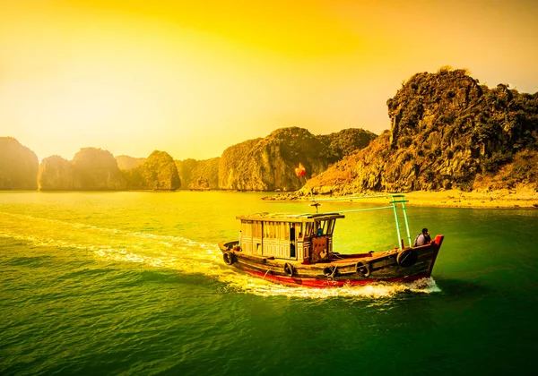 Coucher Soleil Halong Bay Vietnam Avec Des Bateaux Excursion Premier — Photo