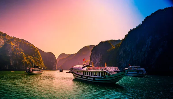 Crucero turístico al atardecer en Halong Bay, Vietnam — Foto de Stock