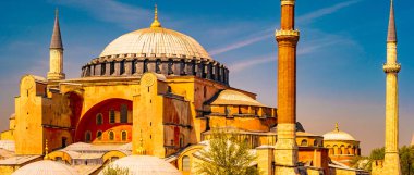 Ayasofya, arka plan olarak bozulmamış bir mavi gökyüzü ile tipik bir kadeh.