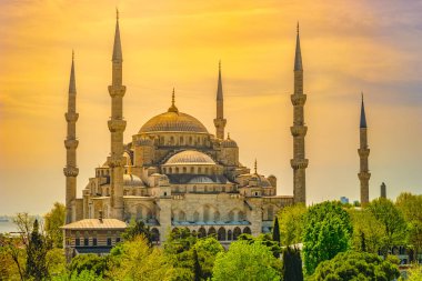 Minare ve Sultanahmet Camii kubbeleri boğaz ve Marmara Denizi içinde geçmiş, Istanbul, Türkiye.