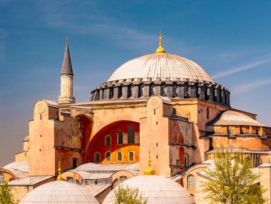 Ayasofya, arka plan olarak bozulmamış bir mavi gökyüzü ile tipik bir kadeh.