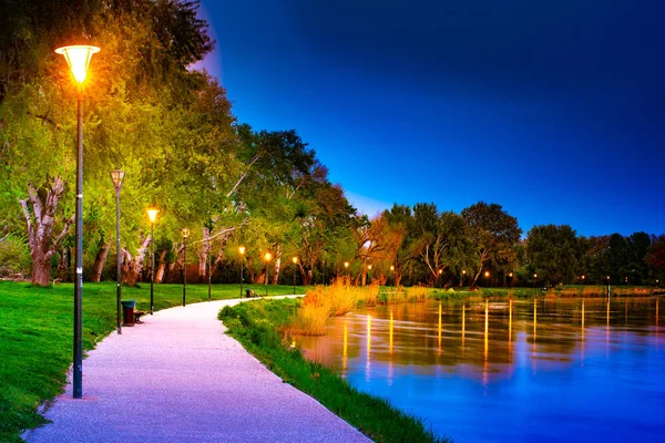 Paseo marítimo a orillas del río Ródano en Aviñón por la noche . —  Fotos de Stock