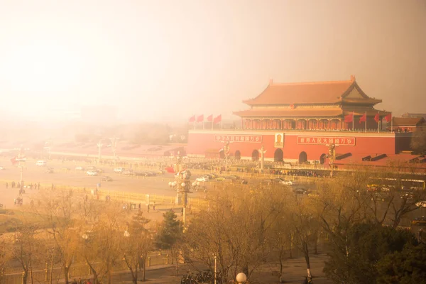 中国北京著名的紫禁城和天安门广场的鸟图 建筑群的广阔区域被夜雾所覆盖 — 图库照片