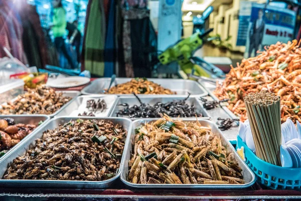 Insetos fritos nas ruas de Bangkok, Tailândia — Fotografia de Stock