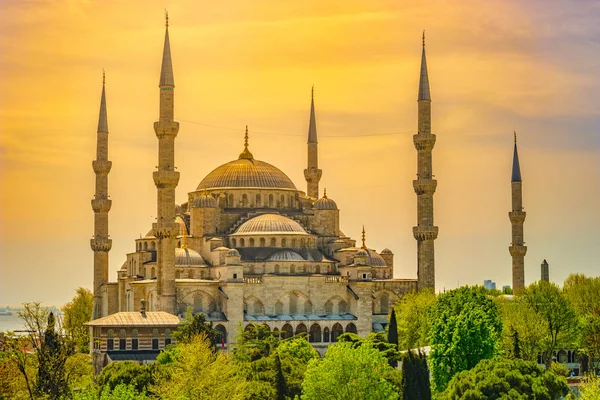 Μιναρέδες και θόλους Μπλε Τζαμί με θάλασσα Μαρμαρά και Βόσπορος στο παρασκήνιο, Κωνσταντινούπολη, Τουρκία. — Φωτογραφία Αρχείου