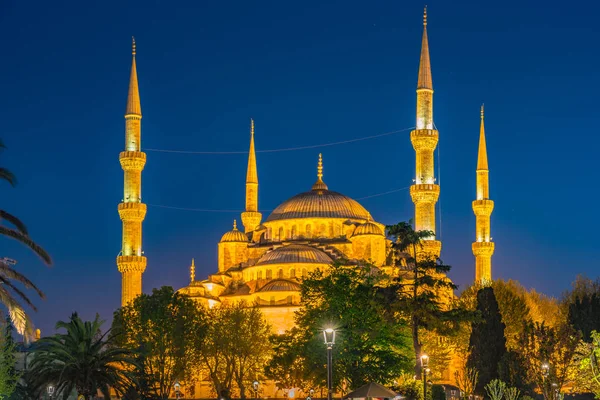 Blue Mosque at night with golden illumination, wide view of Istanbul in dusk. Sultanahmet Camii mosque with six minarets — Stock Photo, Image