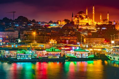 Süleymaniye Cami, gece görünümüne Galata Köprüsü, Istanbul, Türkiye.