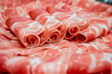 Hotpot sığır eti closeup plaka üzerinde rulo.