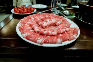 Hotpot sığır eti closeup plaka üzerinde rulo.