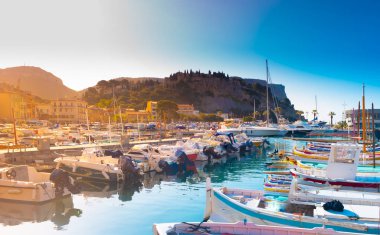 Chateau de Cassis tepe üzerinde kale ve Cassis, Fransa limanında demirlemiş teknelerin yakın çekim