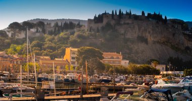 Chateau de Cassis tepe üzerinde kale ve Cassis, Fransa limanında demirlemiş teknelerin yakın çekim