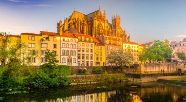 Metz, Fransa ile dramatik bir gökyüzü akan Moselle Nehri