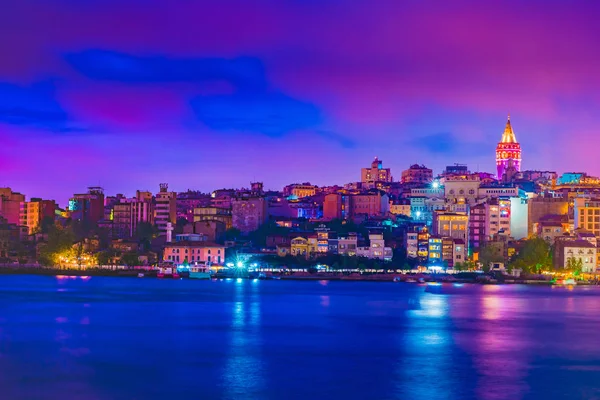 Galatatornet och Galatabron, stadsdelen Karakoy Gyllene hornet på natten, istanbul — Stockfoto