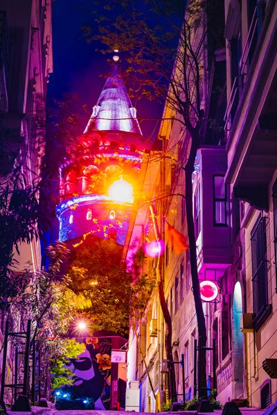 Weergave van oude smalle straat met de Galata toren genaamd Christus Tower door Genuezen een beroemde bezienswaardigheid van de middeleeuwse architectuur in Istanboel, Turkije. — Stockfoto