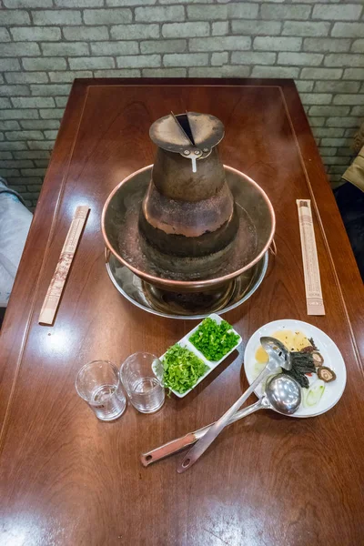 Geleneksel Çince hotpot et ve soslar ile.